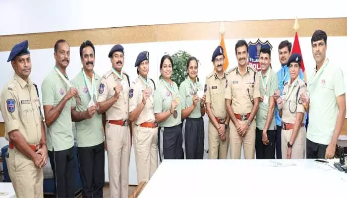 జాతీయ స్థాయిలో సత్తా చాటిన తెలంగాణ పోలీస్ : సత్కరించిన డీజీపీ సీవీ ఆనంద్ జాతీయ స్థాయిలో సత్తా చాటిన తెలంగాణ పోలీస్ : సత్కరించిన డీజీపీ సీవీ ఆనంద్