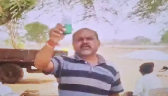 కొనుగోలు కేంద్రం వద్ద పురుగుల మందు డబ్బాతో రైతు నిరసన కొనుగోలు కేంద్రం వద్ద పురుగుల మందు డబ్బాతో రైతు నిరసన