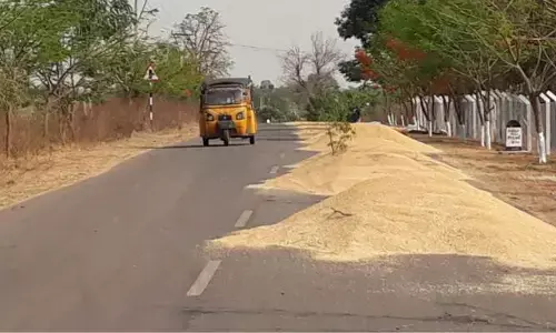 వడ్ల కుప్పలు.. మృత్యు వారధులు