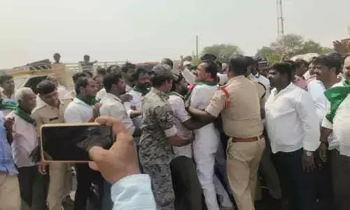 ఉద్రిక్తతకు దారి తీసిన బీఆర్ఎస్ ధర్నా.. జాతీయ రహదారిపై ట్రాఫిక్ జామ్