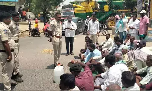 ప్రధాన రహదారిపై లారీల కోసం రైతుల రాస్తారోకో.. స్తంభించిన ట్రాఫిక్