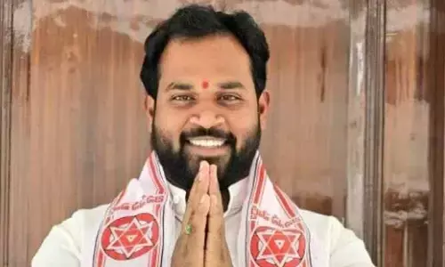 ఎమ్మెల్యే అరవ శ్రీధర్ రాజీనామా.. ప్రభుత్వ విప్ నుంచి తప్పుకుంటూ ప్రకటన