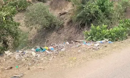 రోడ్డు పక్కనే బావి.. ఆదమరిస్తే అంతే!