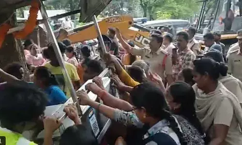 తిరుప‌తిలో ఉద్రిక్తత.. చిరు వ్యాపారుల స్టాళ్ల తొలగింపు