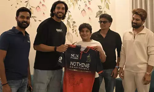 అల్లు అయాన్‌కు క్రికెటర్ వెంకటేశ్ అయ్యర్ స్పెషల్ గిఫ్ట్.. ఫోటోలు షేర్ చేసిన ఐకాన్ స్టార్