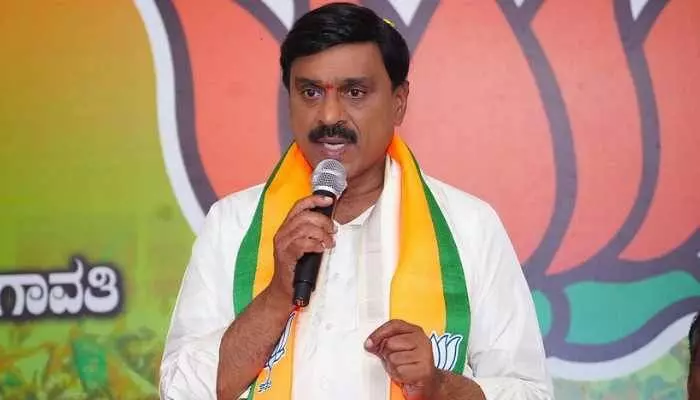 ఎస్ సార్, ఎస్ మేడం అనొద్దు జైశ్రీరామ్ అనాలి.. బీజేపీ ఎమ్మెల్యే సంచలన వ్యాఖ్యలు ఎస్ సార్, ఎస్ మేడం అనొద్దు జైశ్రీరామ్ అనాలి.. బీజేపీ ఎమ్మెల్యే సంచలన వ్యాఖ్యలు