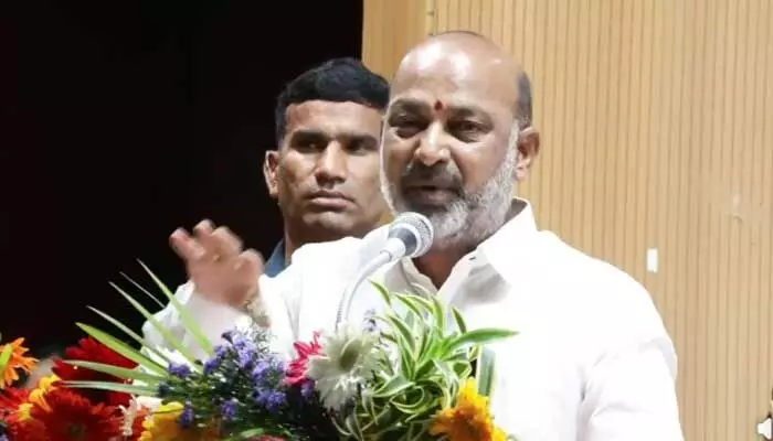 మోడీ 3.0 పాలనలో అత్యధిక లబ్ది ఏపీకే.. బండి సంజయ్ కీలక వ్యాఖ్యలు మోడీ 3.0 పాలనలో అత్యధిక లబ్ది ఏపీకే.. బండి సంజయ్ కీలక వ్యాఖ్యలు