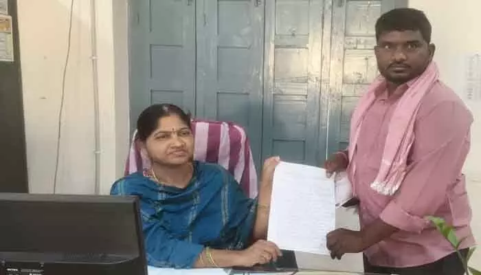 ప్రభుత్వ భూమి అక్రమ రిజిస్ట్రేషన్పై విచారణ చేపట్టాలని వినతి ప్రభుత్వ భూమి అక్రమ రిజిస్ట్రేషన్పై విచారణ చేపట్టాలని వినతి
