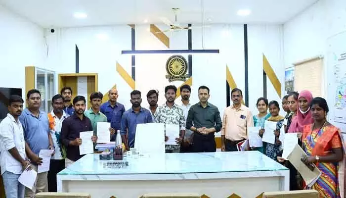 నిరుద్యోగులకు ఉపాధి అవకాశాలు కల్పిస్తున్న ప్రభుత్వం నిరుద్యోగులకు ఉపాధి అవకాశాలు కల్పిస్తున్న ప్రభుత్వం