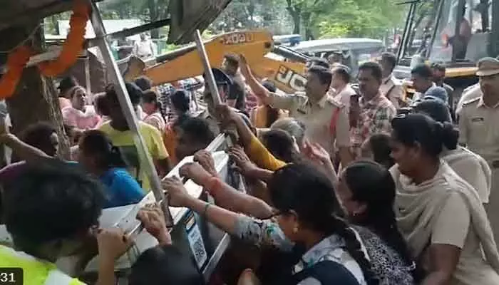 తిరుపతిలో ఉద్రిక్తత.. చిరు వ్యాపారుల స్టాళ్ల తొలగింపు తిరుపతిలో ఉద్రిక్తత.. చిరు వ్యాపారుల స్టాళ్ల తొలగింపు