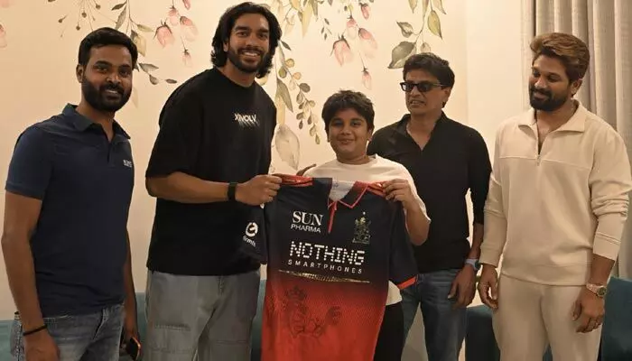 అల్లు అయాన్కు క్రికెటర్ వెంకటేశ్ అయ్యర్ స్పెషల్ గిఫ్ట్.. ఫోటోలు షేర్ చేసిన ఐకాన్ స్టార్ అల్లు అయాన్కు క్రికెటర్ వెంకటేశ్ అయ్యర్ స్పెషల్ గిఫ్ట్.. ఫోటోలు షేర్ చేసిన ఐకాన్ స్టార్