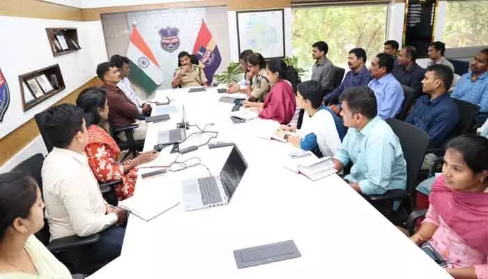 ఏఐతో స్మార్ట్ పోలీసింగ్.. డీజీపీ సీవీ ఆనంద్ కీలక నిర్ణయం ఏఐతో స్మార్ట్ పోలీసింగ్.. డీజీపీ సీవీ ఆనంద్ కీలక నిర్ణయం