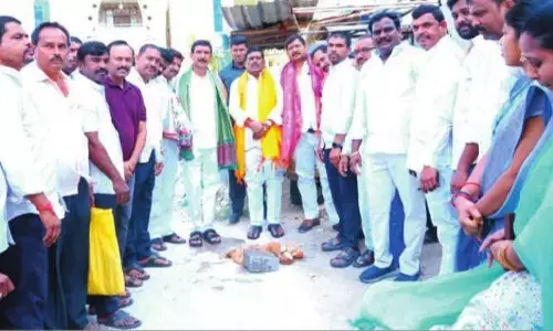 ఏర్పాట్లు మంత్రికోసం.. కొబ్బరికాయ కొట్టింది ఎమ్మెల్యే