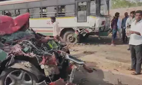 ఆర్టీసీ బస్సు కారు ఢీ.. తప్పిన పెను ప్రమాదం