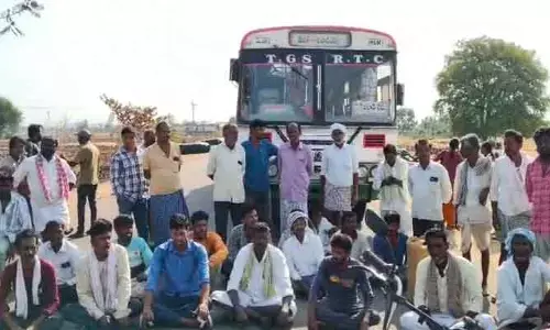 లారీల కోసం రోడ్డెక్కిన రైతన్న..
