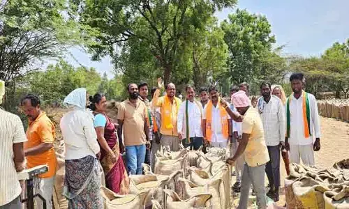 కొనుగోలు కేంద్రాల్లో కుప్పలు కుప్పలుగా వడ్లు: మెదక్ జిల్లా బీజేపీ అధ్యక్షుడు
