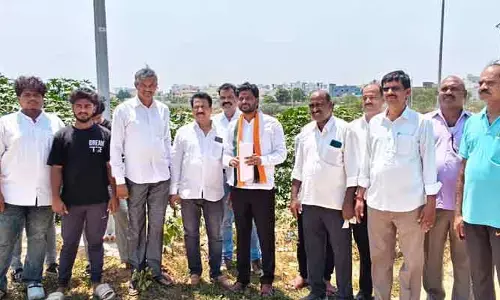 పూర్తిస్థాయిలో చెరువును అభివృద్ధి చేయకముందే ప్రారంభోత్సవాలు ఎందుకు ?
