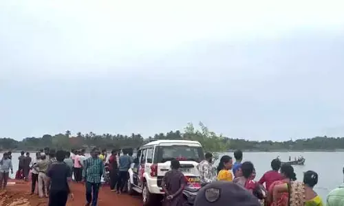 కర్ణాటకలో ఘోర పడవ ప్రమాదం.. 8 మంది మృతి!