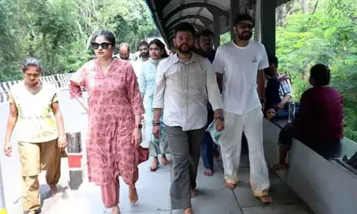 తిరుమలకు కాలినడకన వెళ్లిన కేంద్రమంత్రి.. తరగని భక్తుల రద్దీ