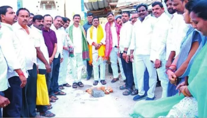 ఏర్పాట్లు మంత్రికోసం.. కొబ్బరికాయ కొట్టింది ఎమ్మెల్యే ఏర్పాట్లు మంత్రికోసం.. కొబ్బరికాయ కొట్టింది ఎమ్మెల్యే