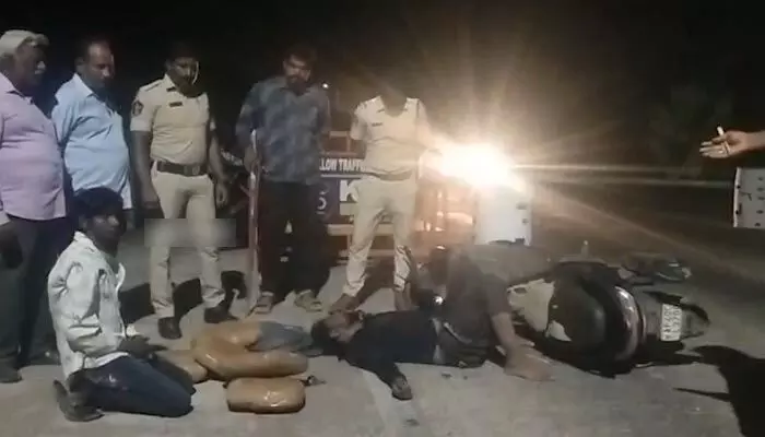 అర్ధరాత్రి భారీగా గంజాయి పట్టివేత.. పారిపోయే యత్నంలో స్మగ్లర్లకు ప్రమాదం అర్ధరాత్రి భారీగా గంజాయి పట్టివేత.. పారిపోయే యత్నంలో స్మగ్లర్లకు ప్రమాదం