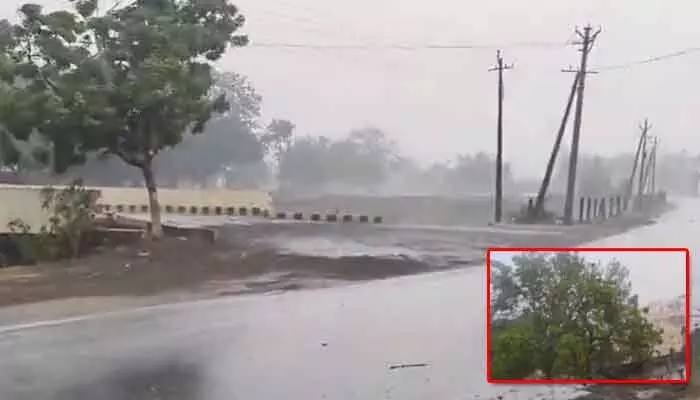 మైలవరంలో ఒక్కసారిగా భారీ వర్షం.. ప్రజలకు ఊపశమనం మైలవరంలో ఒక్కసారిగా భారీ వర్షం.. ప్రజలకు ఊపశమనం