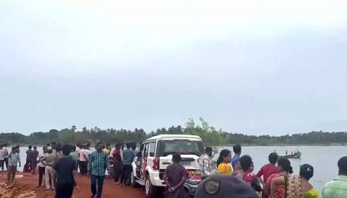 పడవ ప్రమాదంపై సీఎం తీవ్ర దిగ్భ్రాంతి.. మృతుల కుటుంబాలకు ఎక్స్ గ్రేషియా పడవ ప్రమాదంపై సీఎం తీవ్ర దిగ్భ్రాంతి.. మృతుల కుటుంబాలకు ఎక్స్ గ్రేషియా