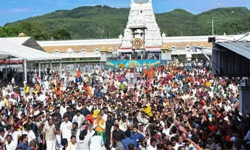 తిరుమలలో భక్తుల ప్రభంజనం.. రికార్డు స్థాయిలో 98 వేల మందికి దర్శనం