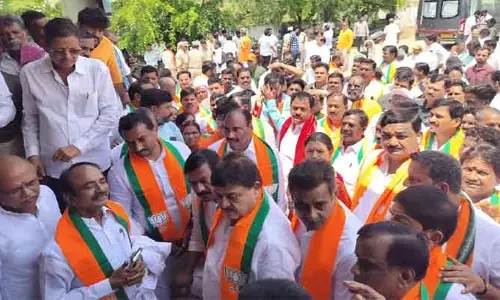 రైతుల వద్ద నిల్వ ఉన్న ధాన్యాన్ని వెంటనే కొనుగోలు చేయాలని
