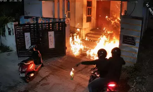 మాజీ ప్రియుడి ప్రతీకారం.. యువతి ఇంటిపై పెట్రోల్ బాంబుల దాడి, వైరల్ అవుతున్న CCTV వీడియో