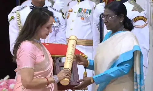 రాష్ట్రపతి భవన్‌లో పద్మ పురస్కారాల వైభవం.. భావోద్వేగానికి గురైన ధర్మేంద్ర కుమార్తె