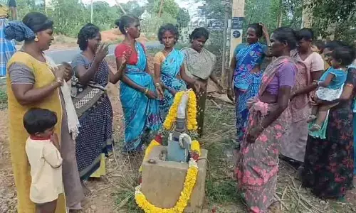 బోరుబావికి ‘అంత్యక్రియలు’.. అధికారుల నిర్లక్ష్యంపై మహిళల వినూత్న నిరసన!