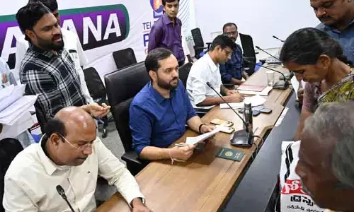 ప్రజావాణికి గైర్హాజరైన అధికారులకు షోకాజ్ నోటీసులు