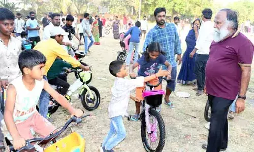 70 మంది చిన్నారులకు సైకిళ్లు పంపిణీ చేసిన జగ్గారెడ్డి..