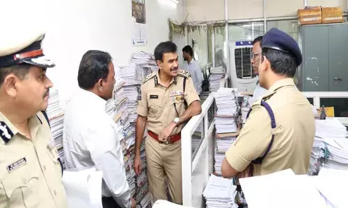పోలీస్ హెడ్‌క్వార్టర్స్‌లో డీజీపీ సీవీ ఆనంద్ ఆకస్మిక తనిఖీలు.. అధికారులకు కీలక ఆదేశాలు