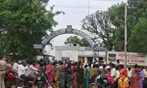 పోలీస్ స్టేషన్ ముందు మహిళల మెరుపు ధర్నా..