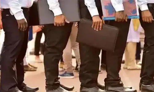 యువత ఎక్కువ.. స్థిర ఉద్యోగాలు తక్కువ!