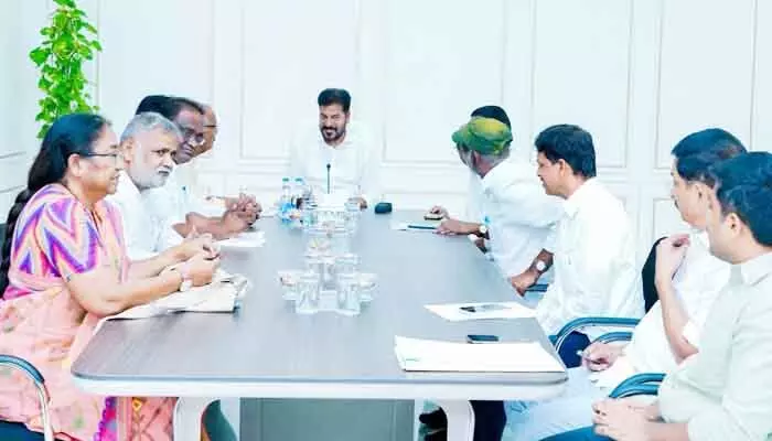 కేంద్రం సహకరించకున్నా ధాన్యం కొనుగోలు చేస్తాం.. సీఎం రేవంత్ రెడ్డి కేంద్రం సహకరించకున్నా ధాన్యం కొనుగోలు చేస్తాం.. సీఎం రేవంత్ రెడ్డి