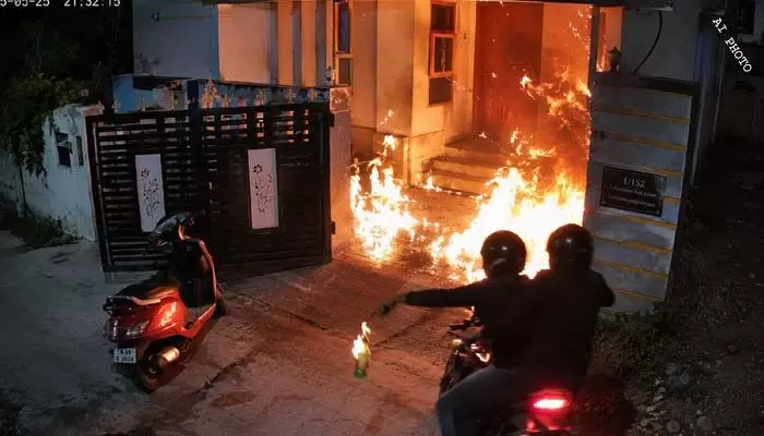 మాజీ ప్రియుడి ప్రతీకారం.. యువతి ఇంటిపై పెట్రోల్ బాంబుల దాడి, వైరల్ అవుతున్న CCTV వీడియో మాజీ ప్రియుడి ప్రతీకారం.. యువతి ఇంటిపై పెట్రోల్ బాంబుల దాడి, వైరల్ అవుతున్న CCTV వీడియో
