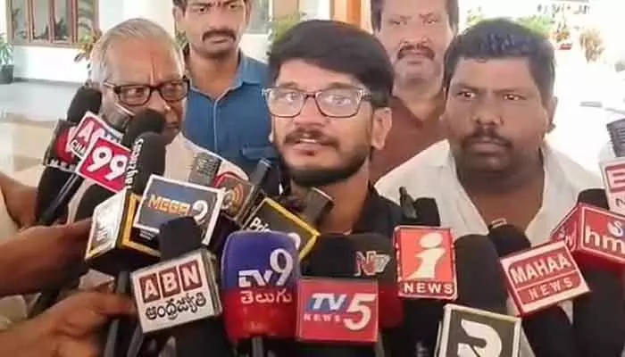 మా స్థలం కబ్జా చేశారు: పాటల రచయిత అనంత శ్రీరామ్ ఫిర్యాదు మా స్థలం కబ్జా చేశారు: పాటల రచయిత అనంత శ్రీరామ్ ఫిర్యాదు