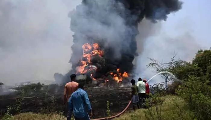 ఆయిల్ గోడౌన్లో భారీ అగ్నిప్రమాదం.. లోపల లక్ష లీటర్ల ఆయిల్ స్టాక్! ఆయిల్ గోడౌన్లో భారీ అగ్నిప్రమాదం.. లోపల లక్ష లీటర్ల ఆయిల్ స్టాక్!