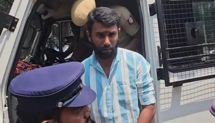 విద్యార్థినిపై హత్యాచార కేసులో రెండు మరణశిక్షలు.. 77 రోజుల్లోనే పోక్సో కోర్టు సంచలన తీర్పు విద్యార్థినిపై హత్యాచార కేసులో రెండు మరణశిక్షలు.. 77 రోజుల్లోనే పోక్సో కోర్టు సంచలన తీర్పు