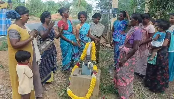 బోరుబావికి ‘అంత్యక్రియలు’.. అధికారుల నిర్లక్ష్యంపై మహిళల వినూత్న నిరసన! బోరుబావికి ‘అంత్యక్రియలు’.. అధికారుల నిర్లక్ష్యంపై మహిళల వినూత్న నిరసన!