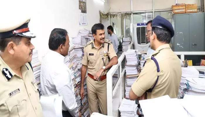 పోలీస్ హెడ్క్వార్టర్స్లో డీజీపీ సీవీ ఆనంద్ ఆకస్మిక తనిఖీలు.. అధికారులకు కీలక ఆదేశాలు పోలీస్ హెడ్క్వార్టర్స్లో డీజీపీ సీవీ ఆనంద్ ఆకస్మిక తనిఖీలు.. అధికారులకు కీలక ఆదేశాలు
