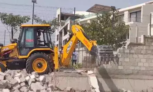 కోకాపేట్ గోల్డ్ ఫిష్ విల్లాస్ ప్రహరీ కూల్చివేత.. ఆక్రమణలపై హైడ్రా కఠిన చర్యలు