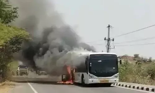 ఎయిర్ ఇండియా బస్సులో అగ్నిప్రమాదం