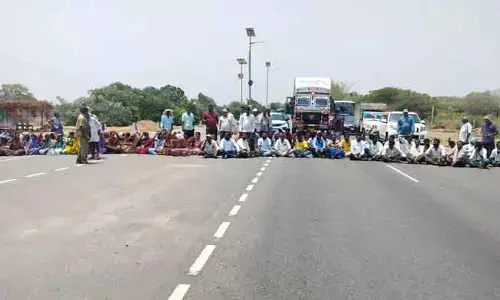 వల్లూరు క్రాసింగ్ వద్ద ఎర్రటి ఎండలో రాస్తారోకో