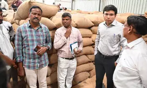 ధాన్యం అన్ లోడింగ్ ప్రక్రియ వెంట వెంటనే పూర్తి చేయాలి: కలెక్టర్