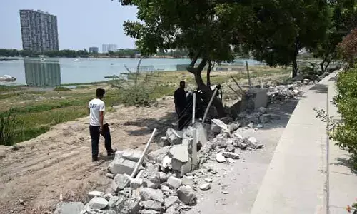 కోకాపేట కొత్త చెరువులో ఆక్రమణల తొలగింపు