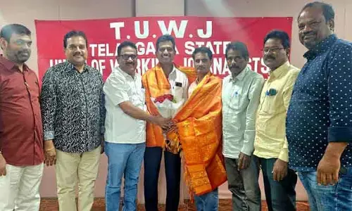 కాలానికి అనుగుణంగా జర్నలిస్టులు మారాలి